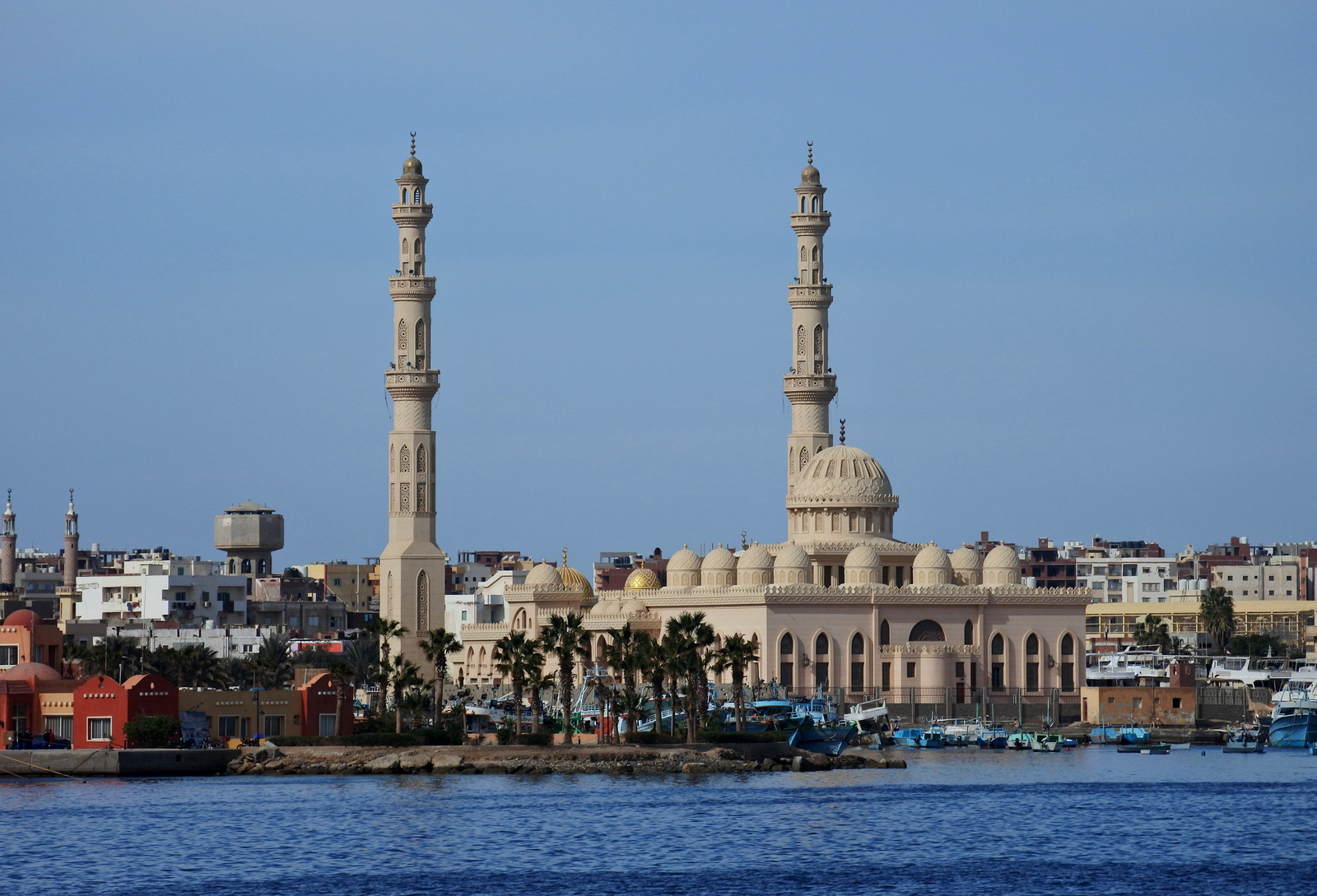 Al-Mina mecset a tengerről