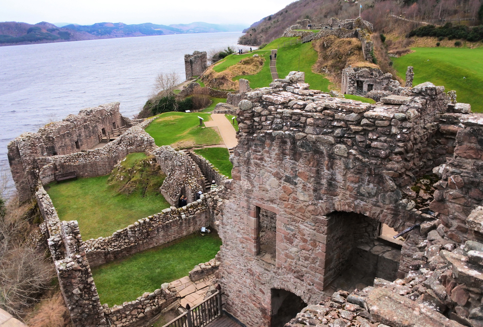 Loch Ness-re néző romok
