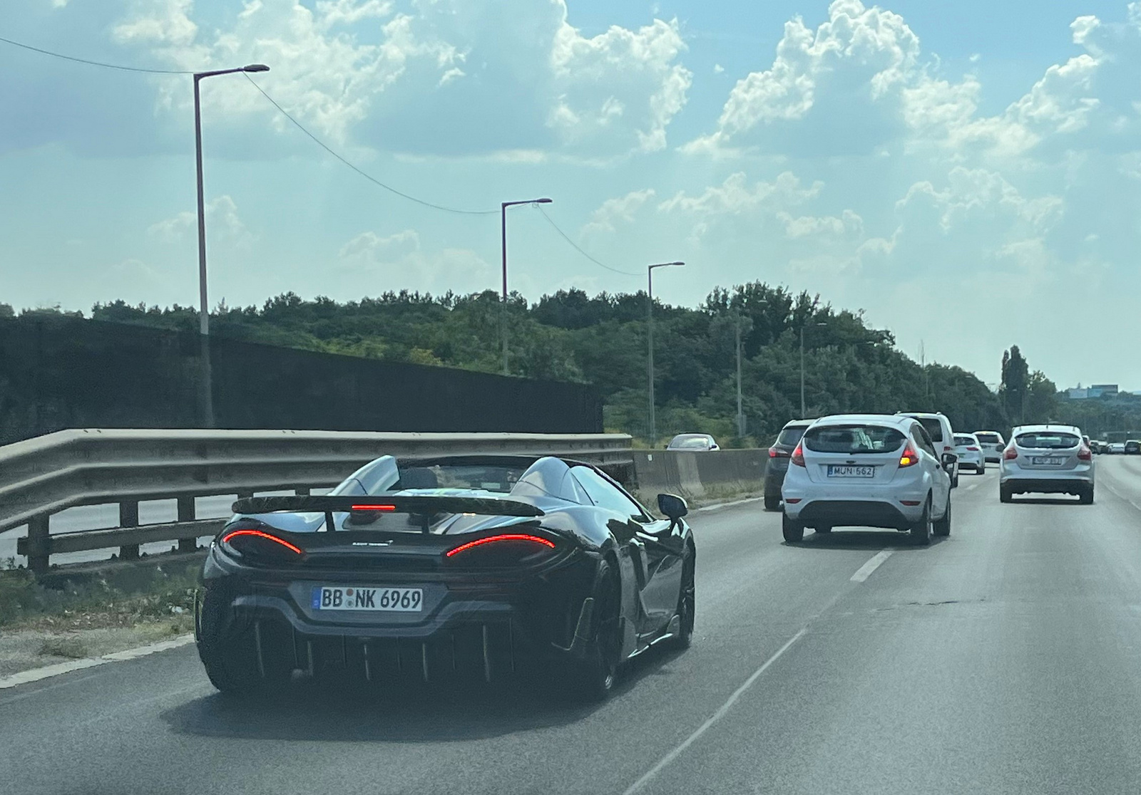 McLaren takarítja a belső sávot