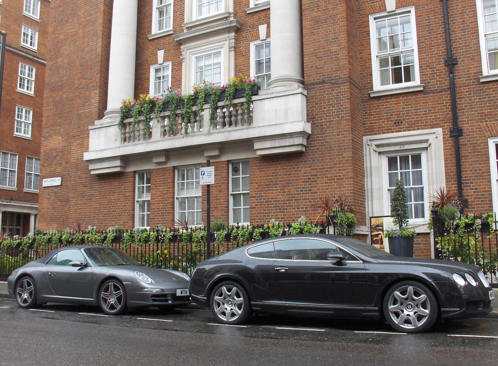 Porsche 911 Carrera 4S Cabriolet - Bentley CGT