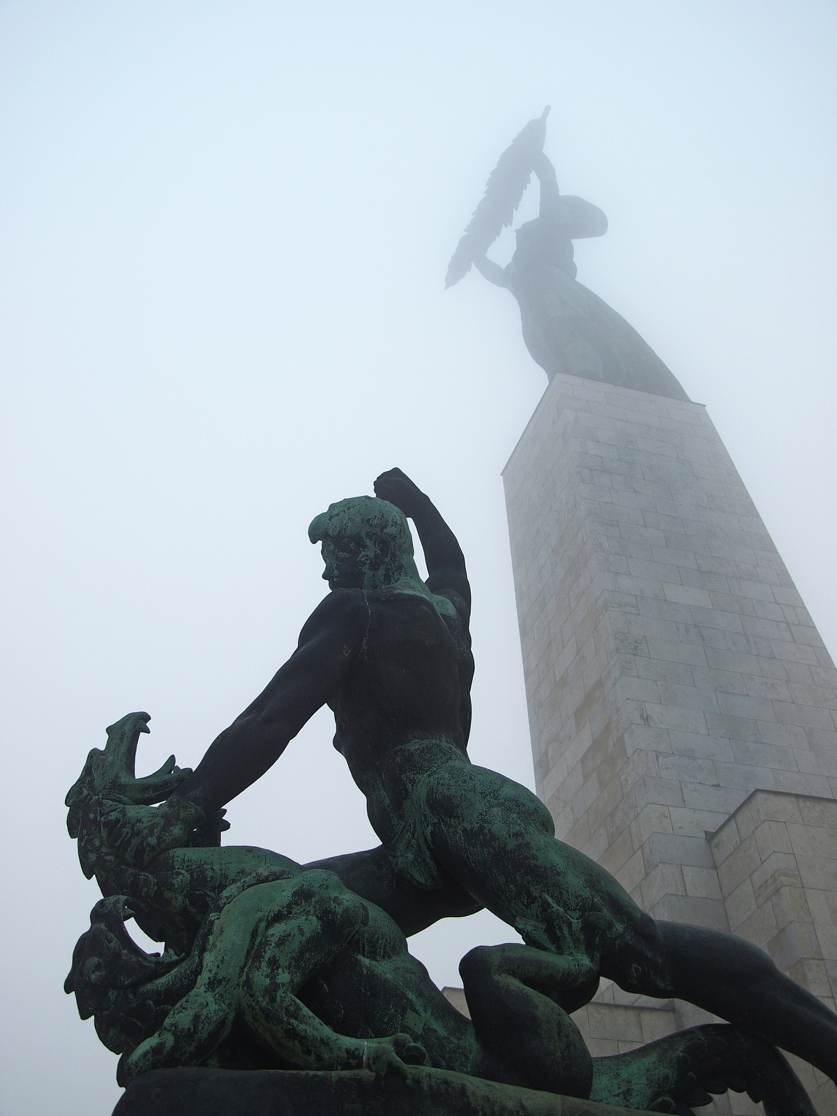 Szabadság-szobor ködösen