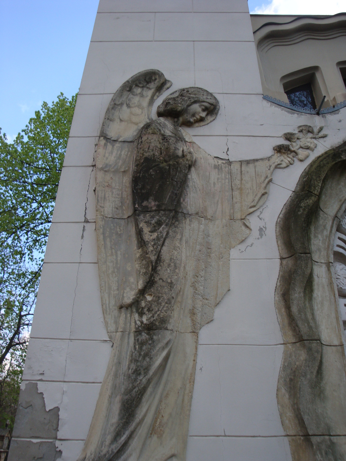 A kápolna kapuját szecis angyalok őrzik