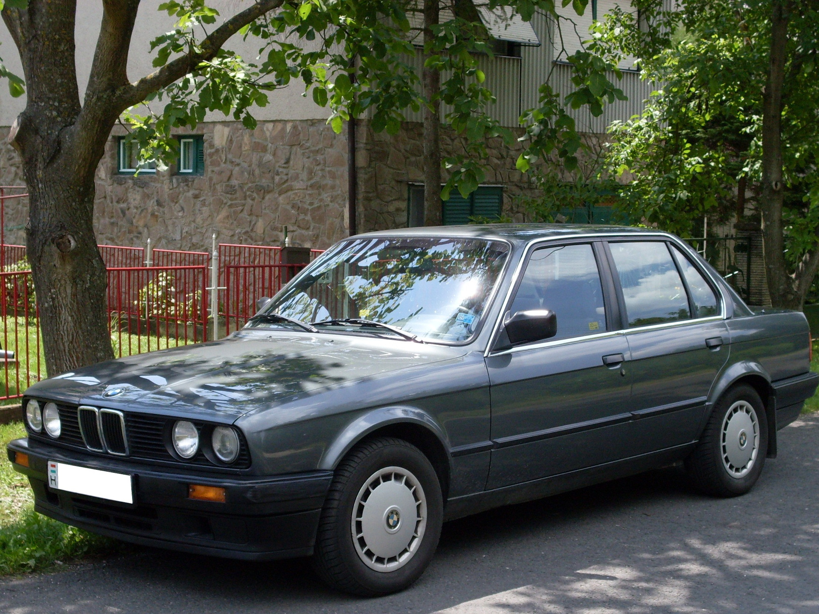 BMW 3-series (E-30)