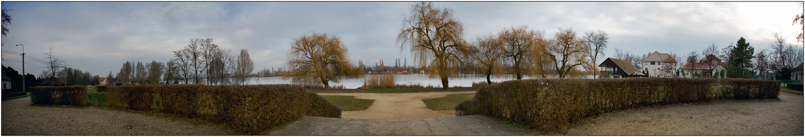 Savolyai Kastély előtti park