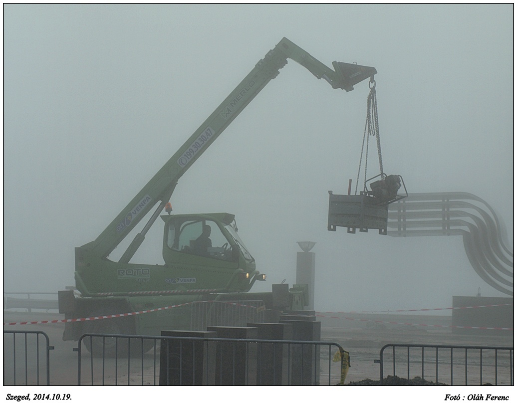 munkagép a ködben