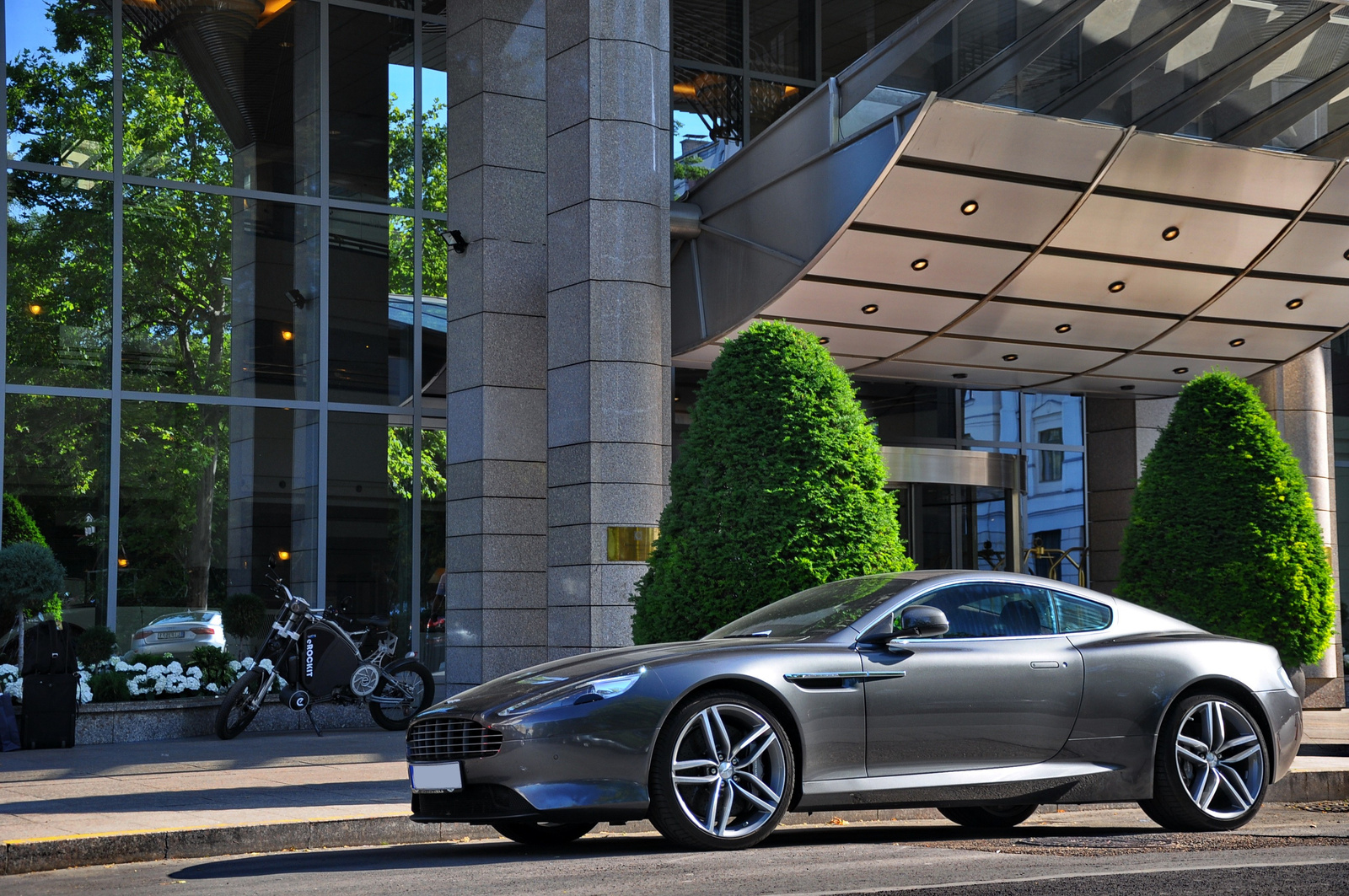 Aston Martin Virage 001