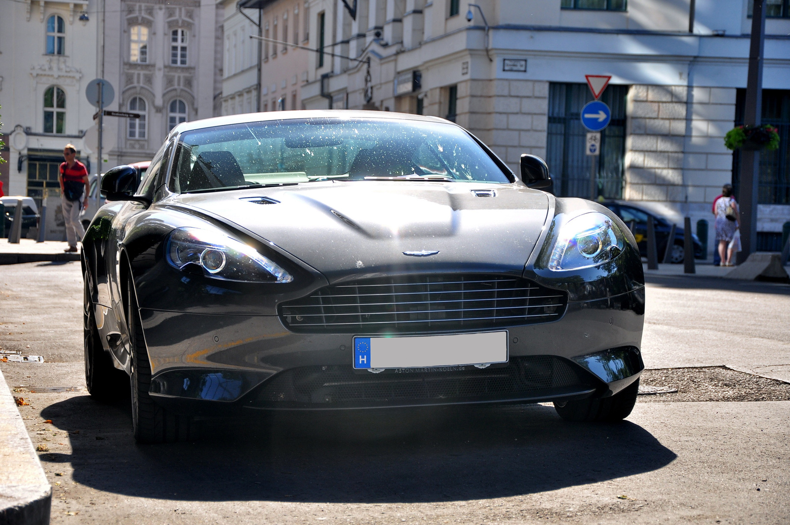 Aston Martin Virage 002