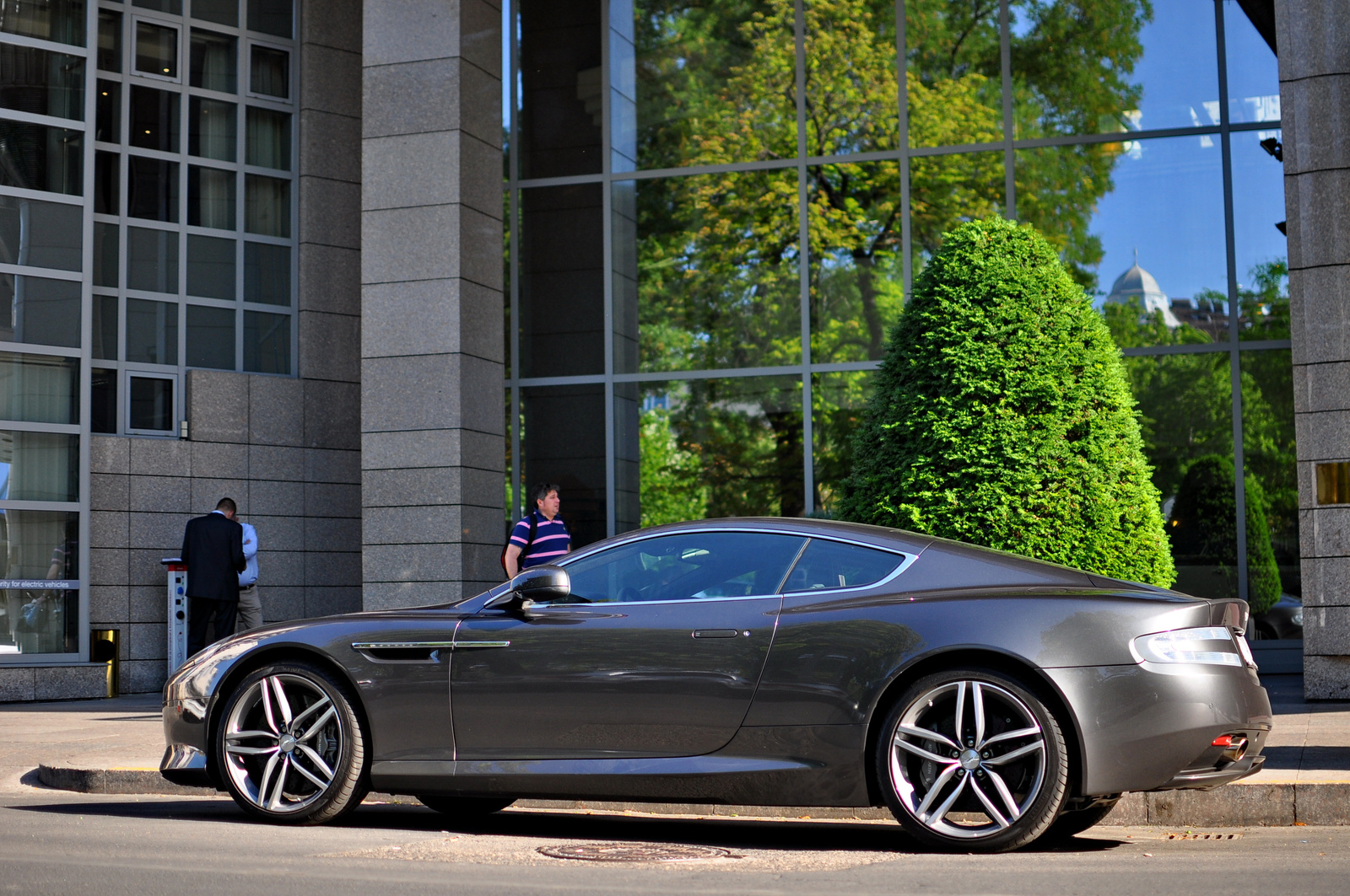 Aston Martin Virage 004