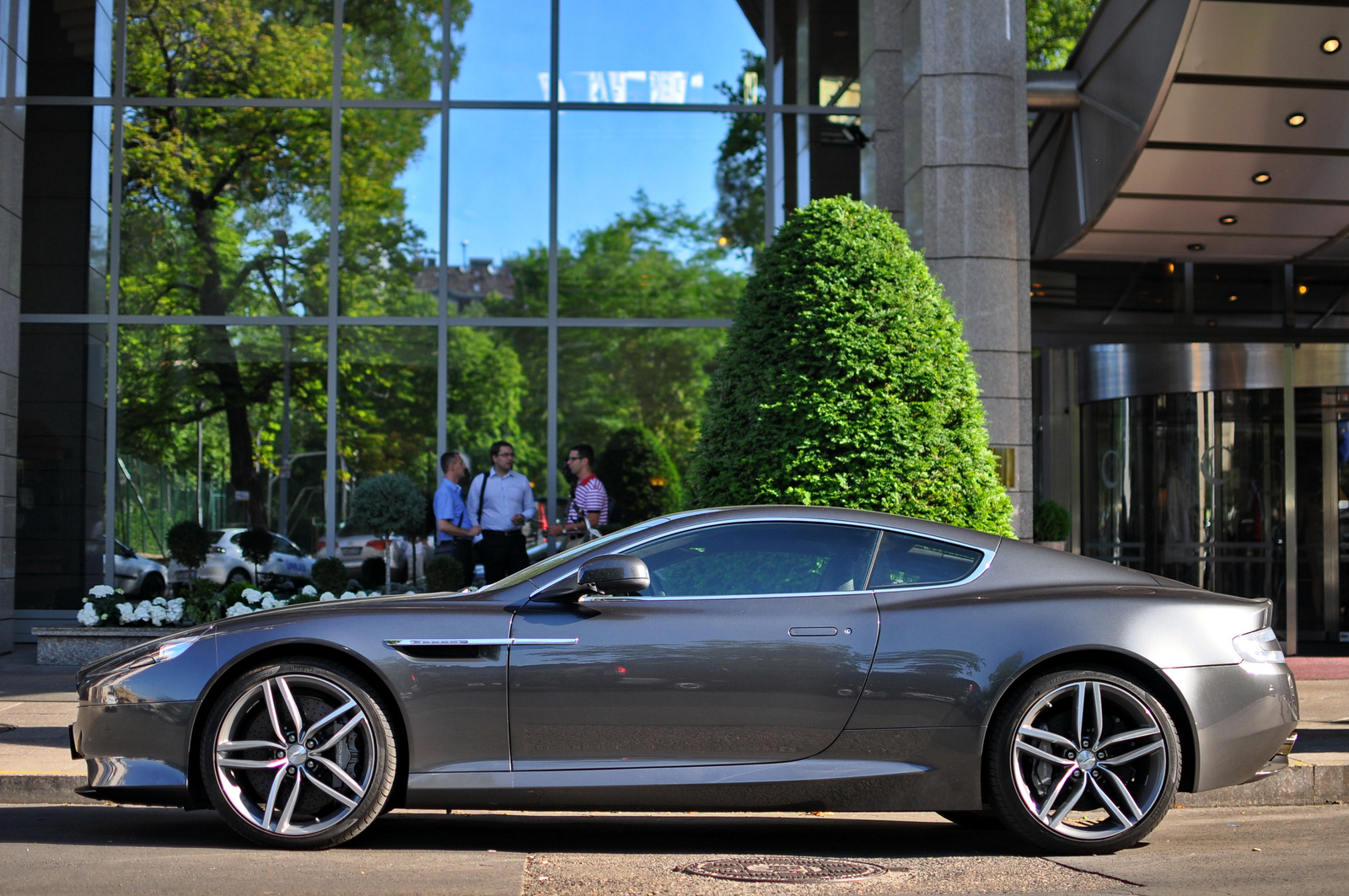 Aston Martin Virage 007