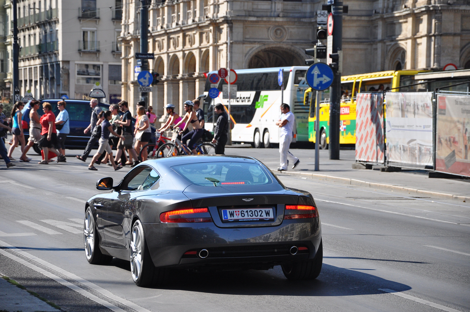 Aston Martin DB9