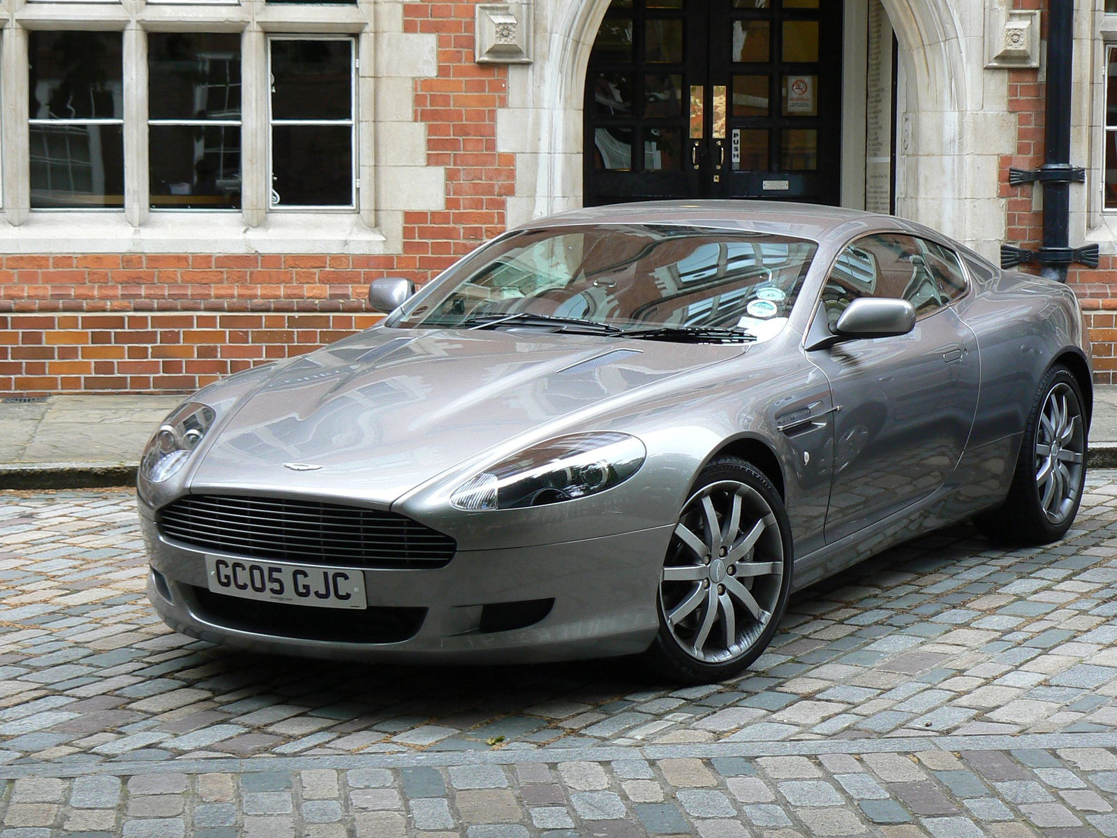 (4) Aston Martin DB9