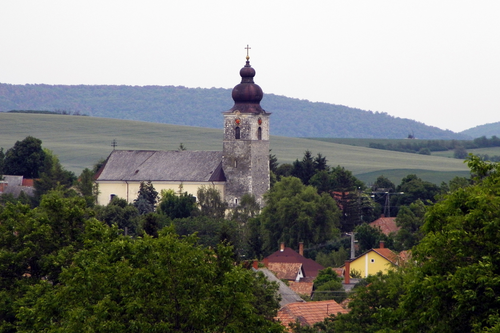 A falu és temploma