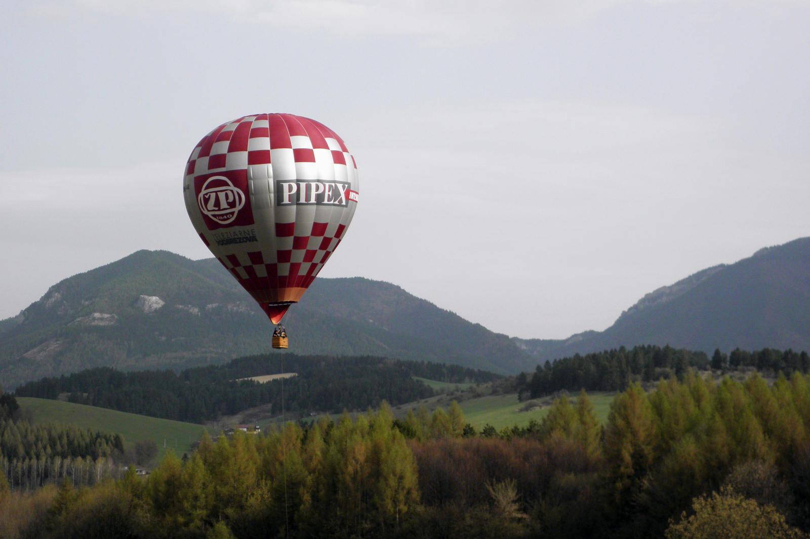 Hőlégballon a Kócs-h. előtt