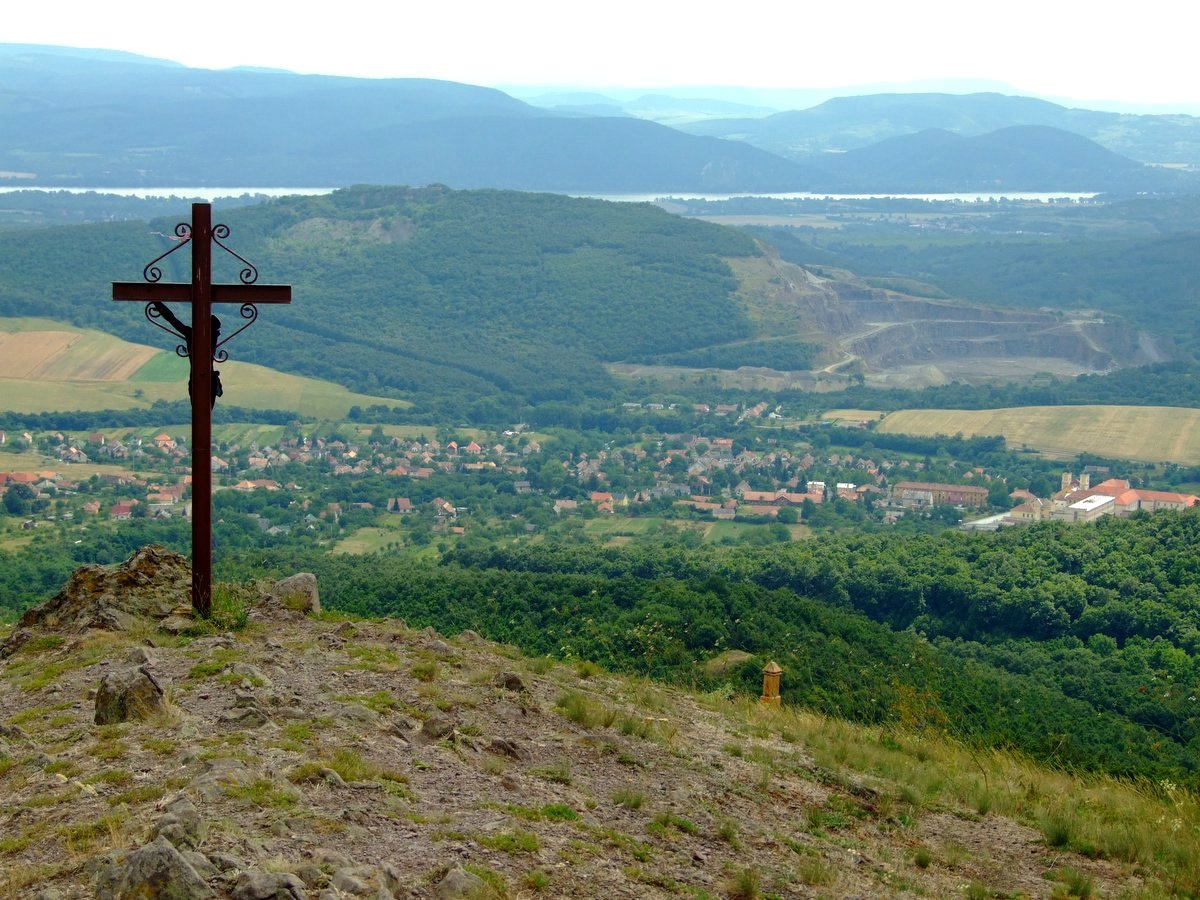 Kereszt Márianosztra felett