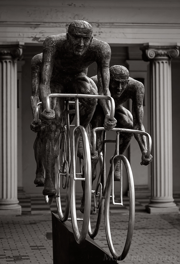 kerékpáros szoborcsoport