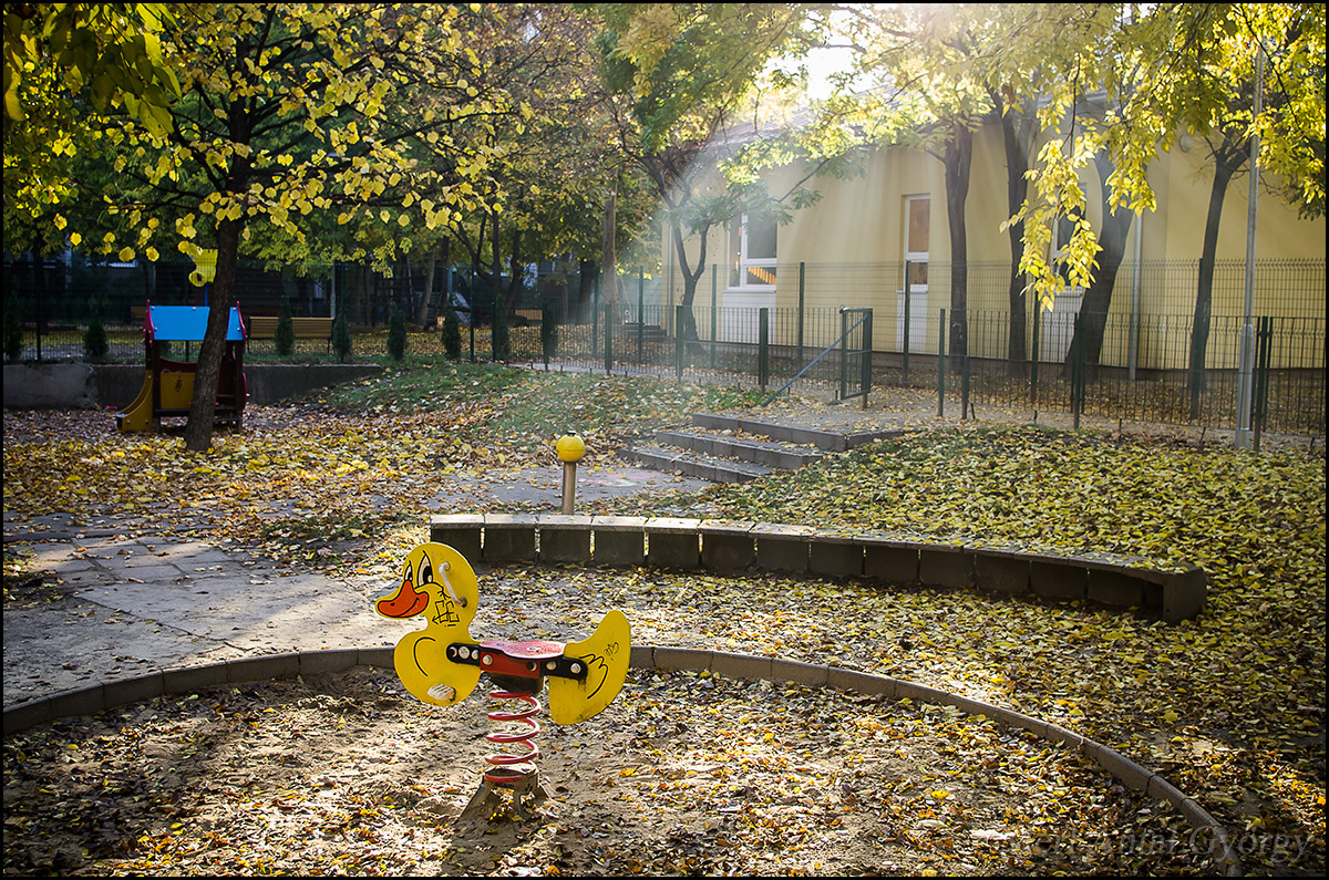 játszótér a reggeli fényben