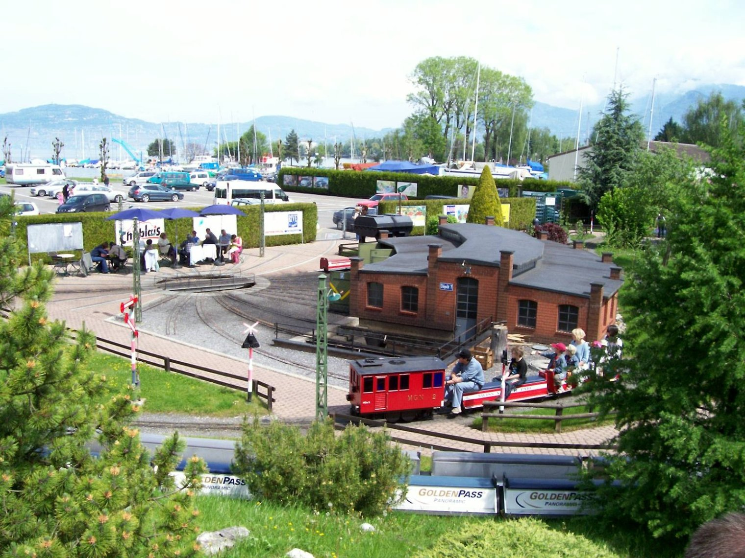 Swiss Vapeur Parc - Az MGN vonat a depó mellett halad el