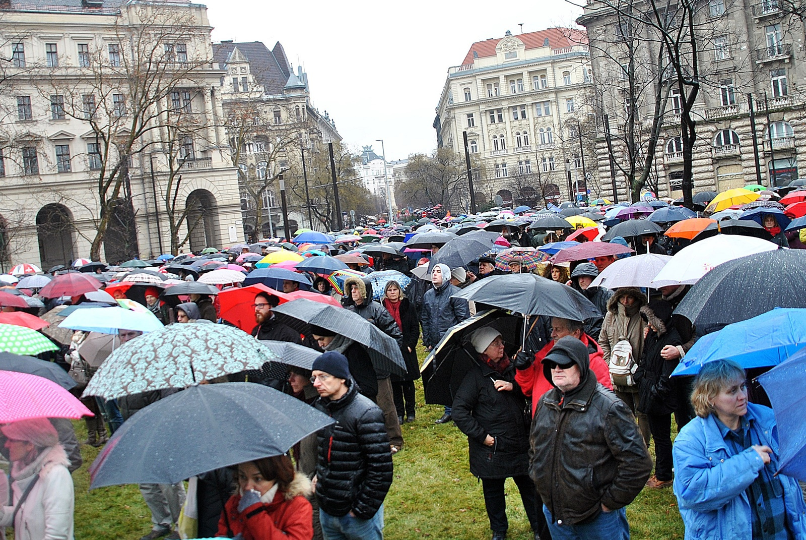 Esernyő teszt Nagy Imre szobráig