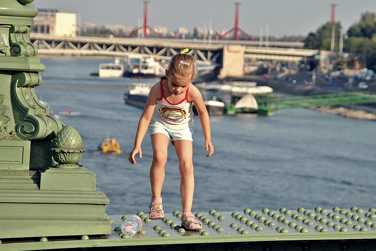 Kislány a nagy hídon
