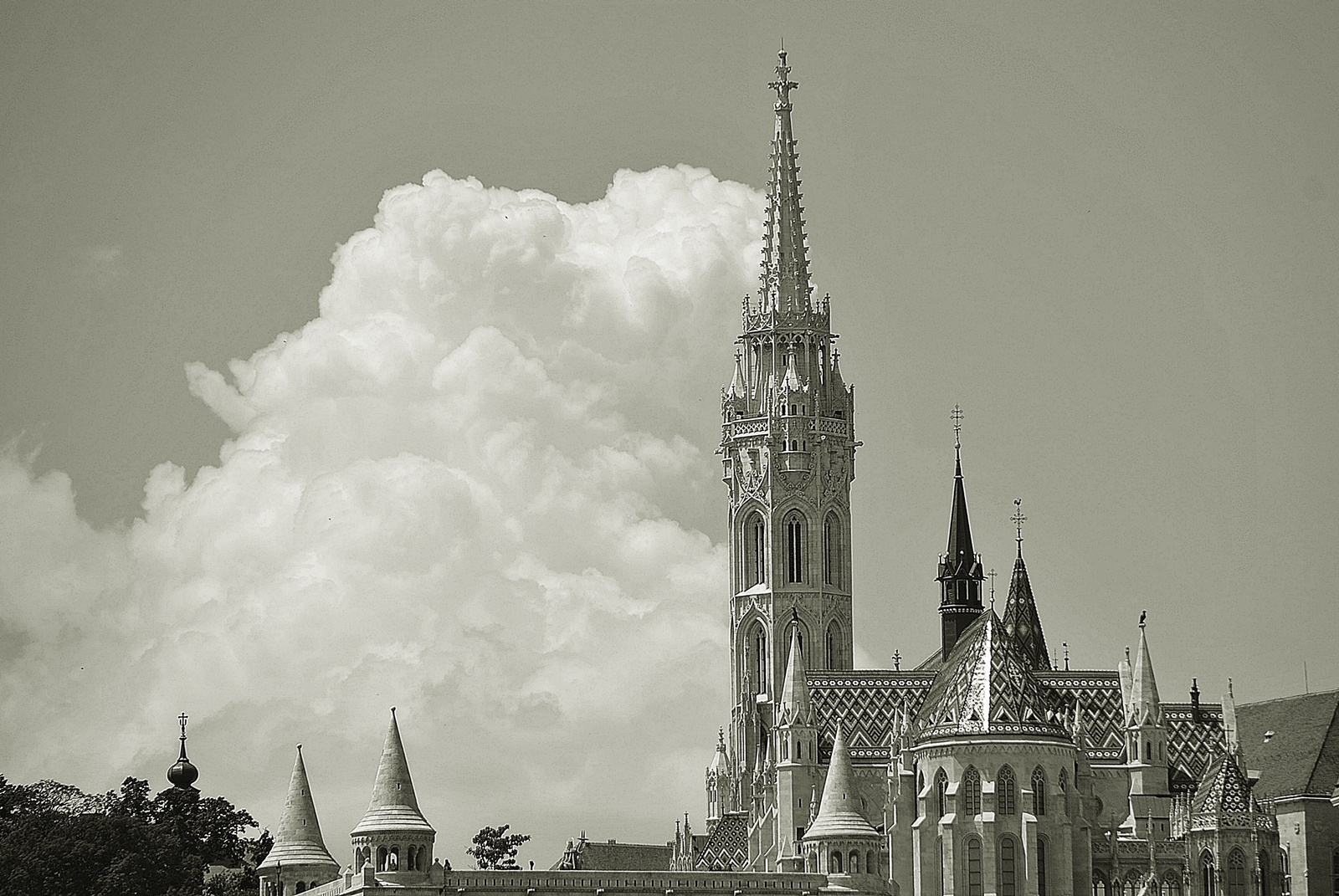 Felhőoszlató templomtorony