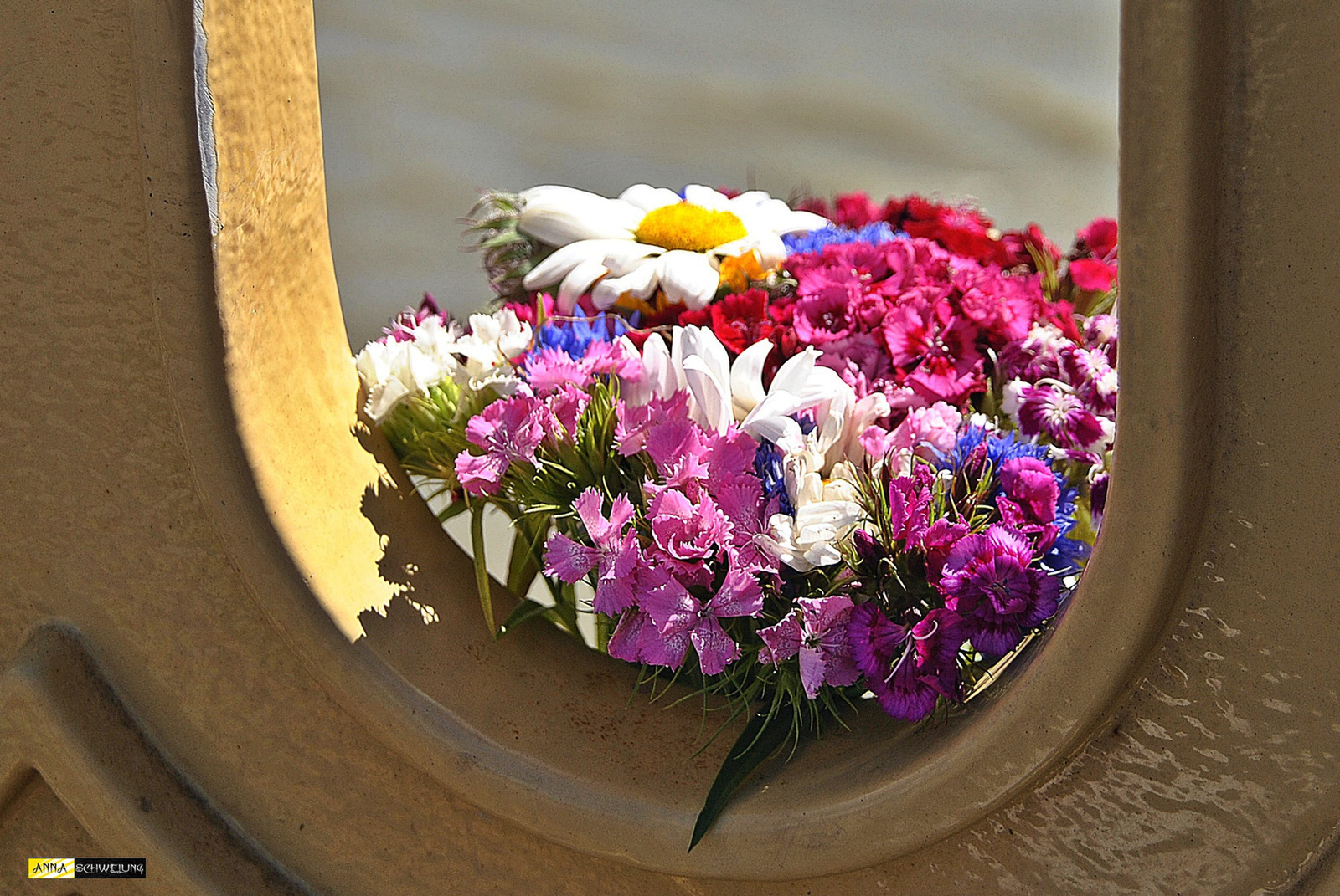 Emlékezés virágai a Margit hídon