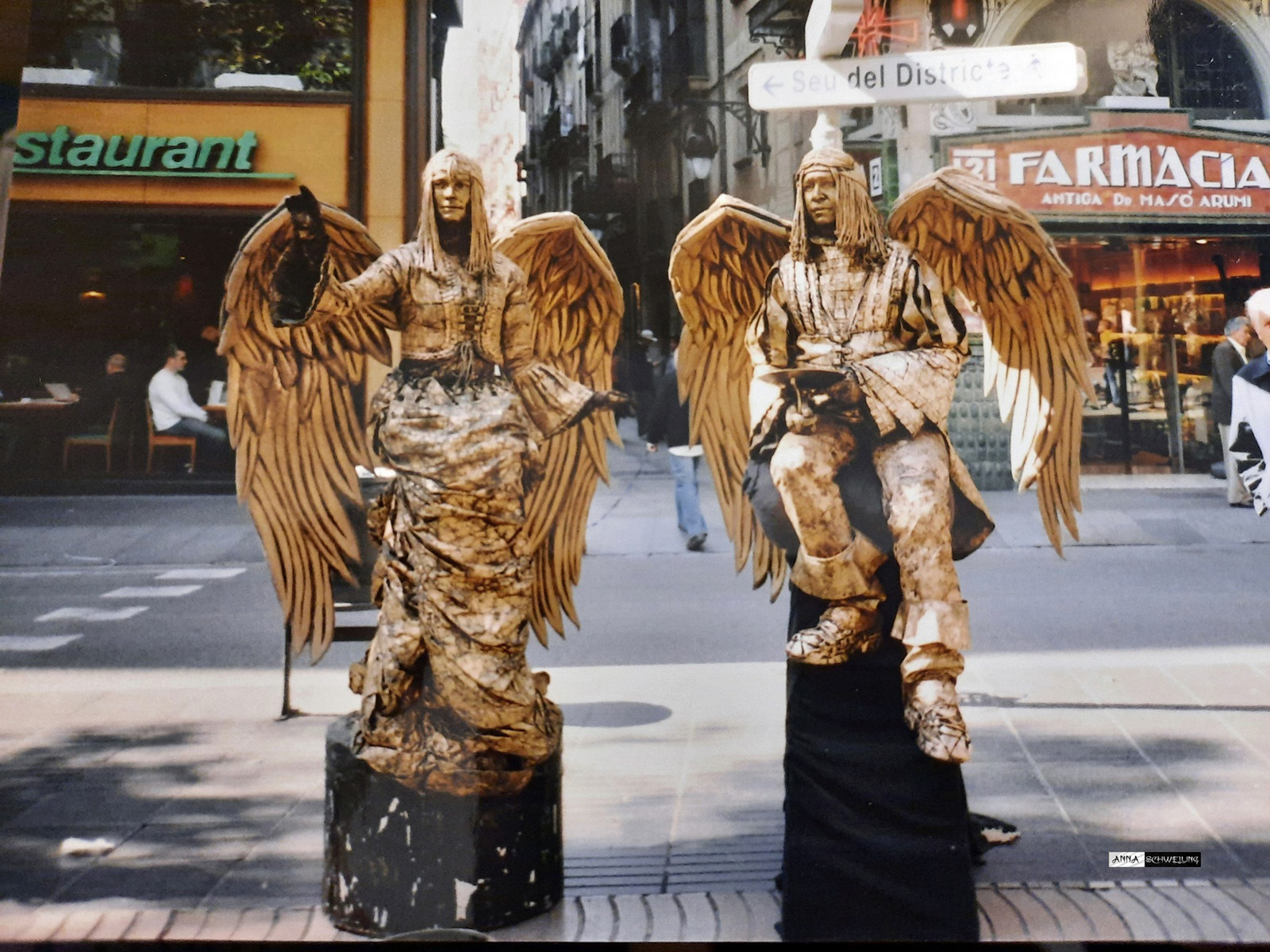 Élő szobrok a Ramblán...(papírkép, 2004.)