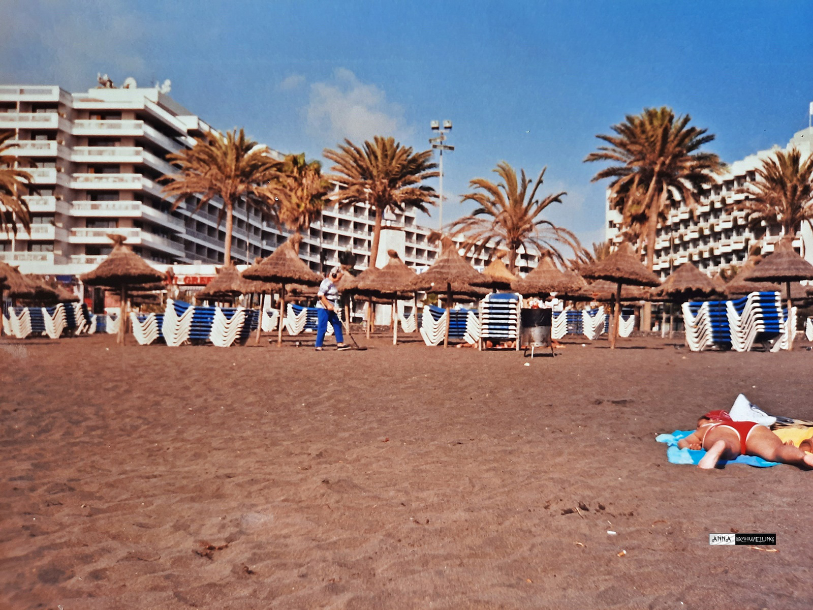 Fémkereső Tenerife strandján...(papírkép 2001.)