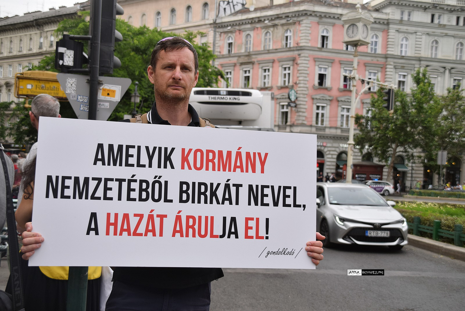 Kormány hazát árul el