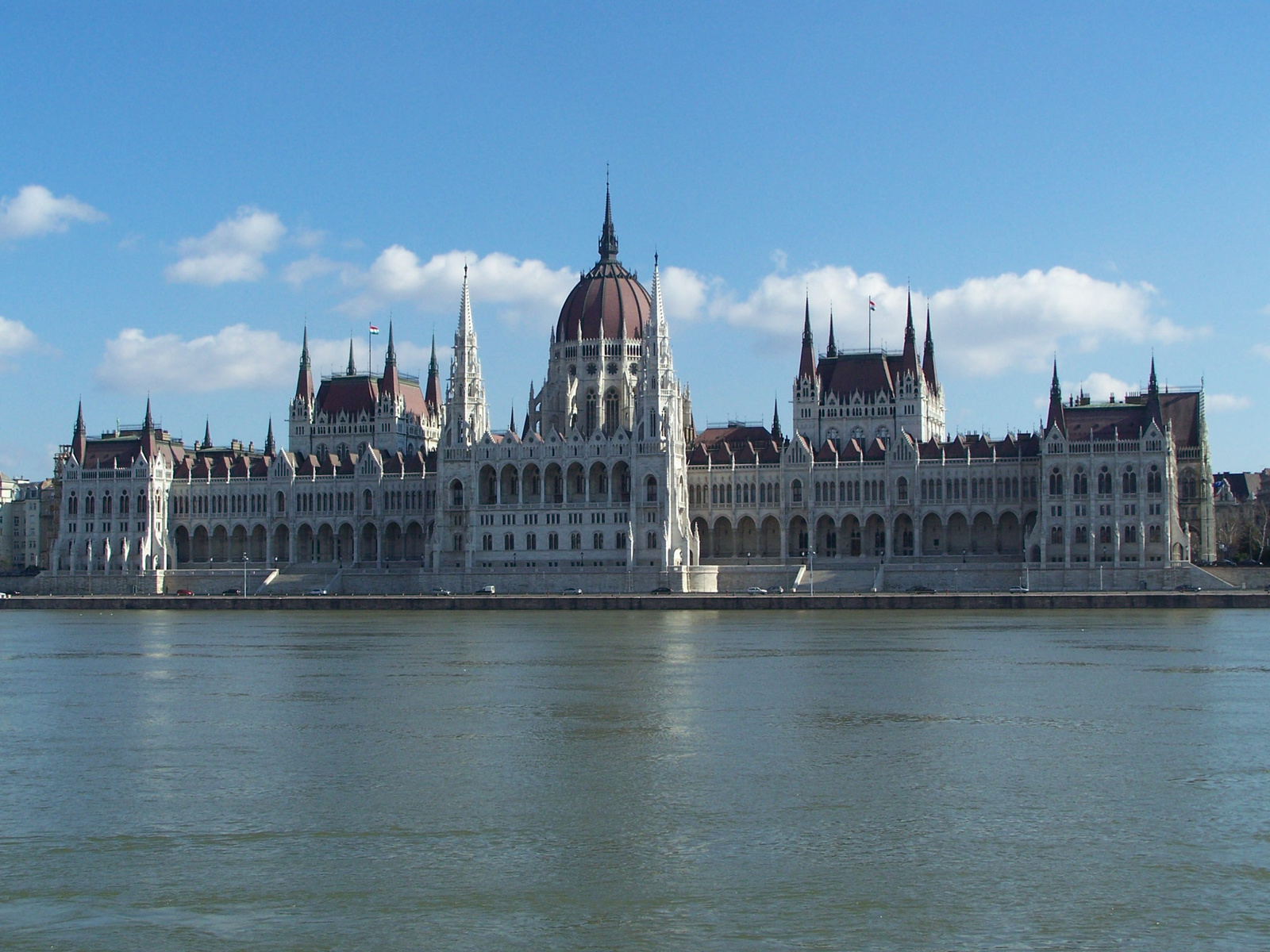 Parlament allvanyok nelkül