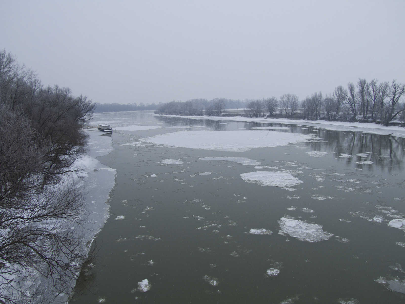 Közel Duna szélességű jégtábla