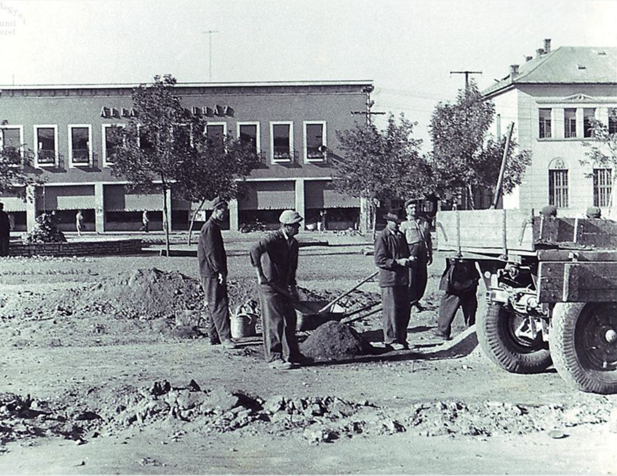 Salgótarján régen, parkosítás a Főtéren 1958