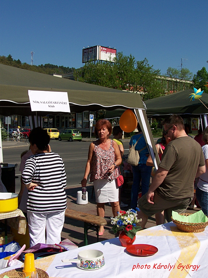 Salgótarjáni képek, majálisozó hölgyek 2012.