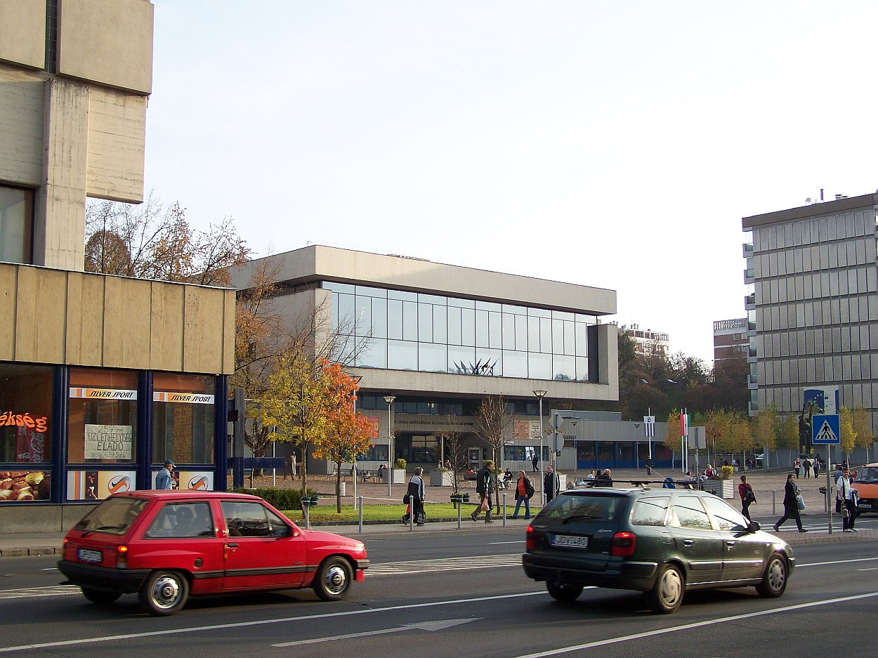 Salgótarjáni képek, a Fő tér egyik fele