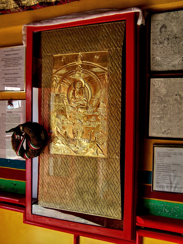 Buddhista sztupa, a másik falon