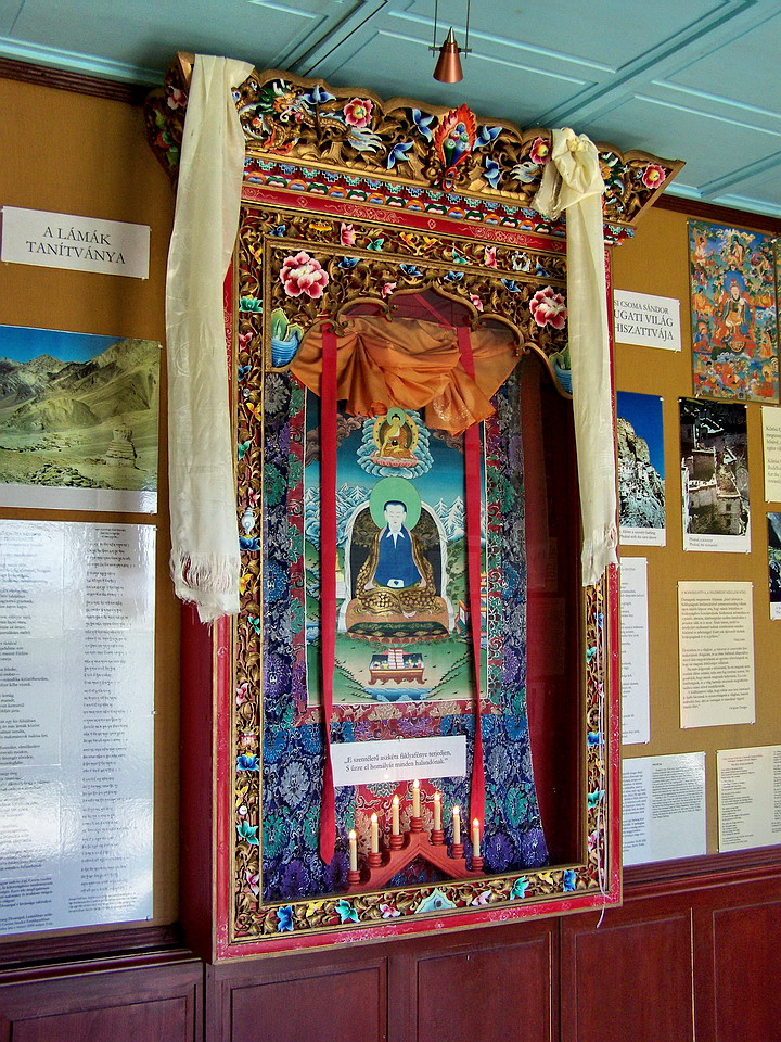Buddhista sztupa, az egyik falon