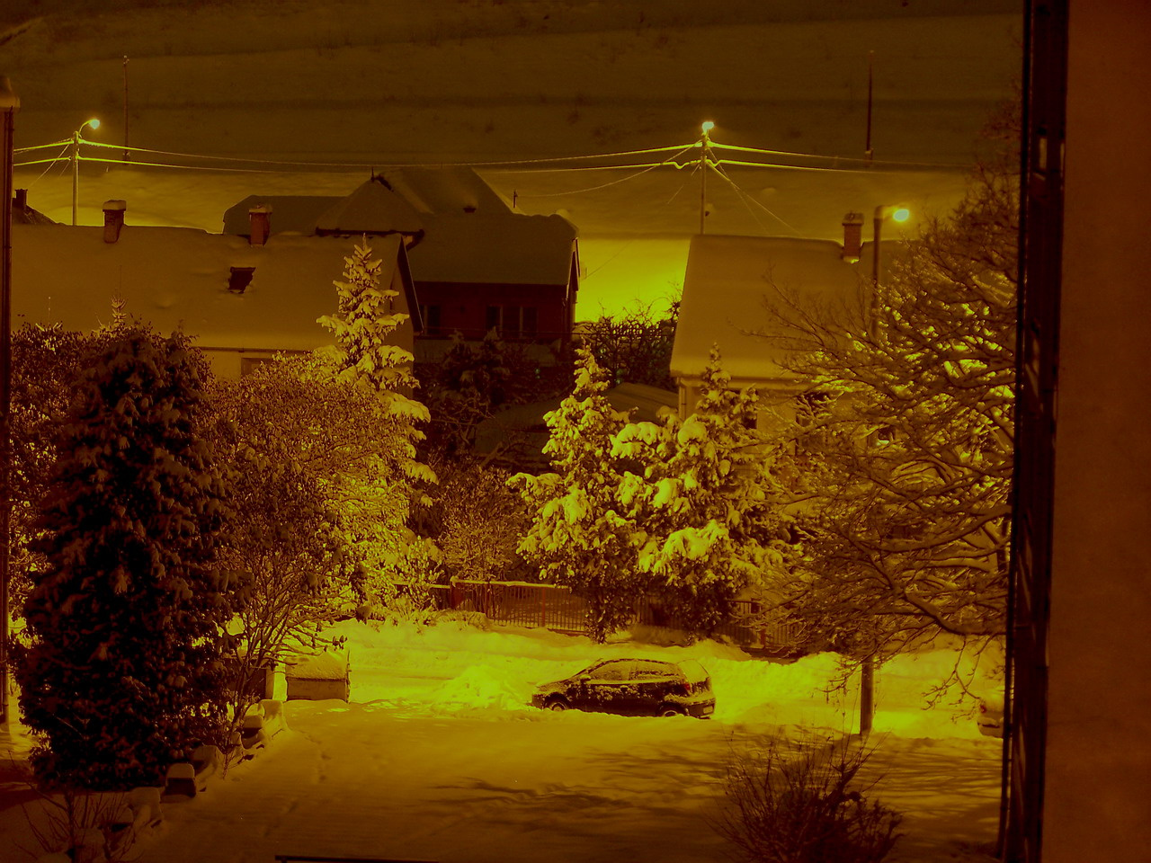Besztercei képek, friss hó esti-sárgán