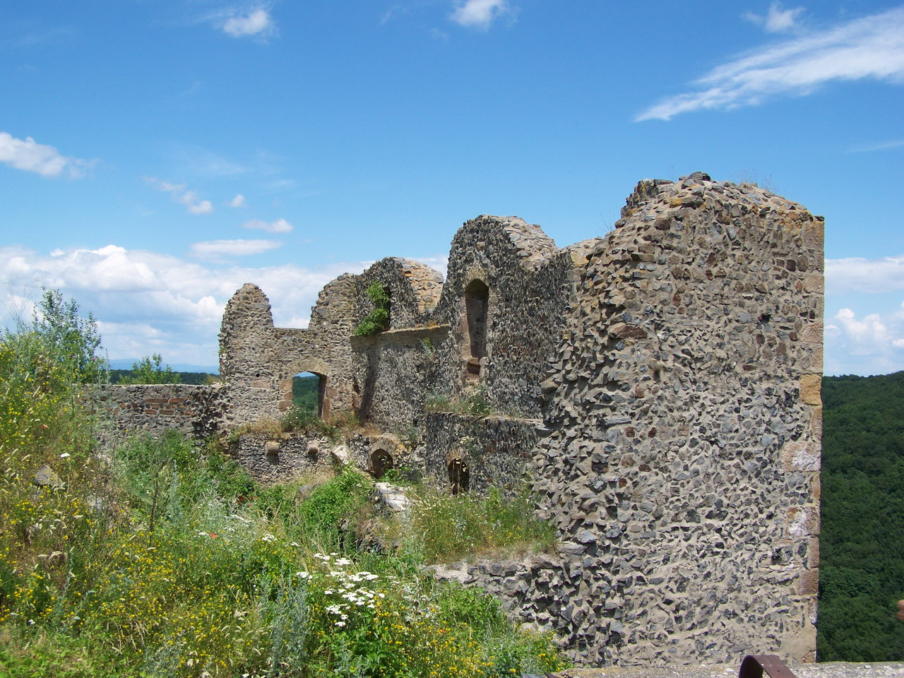 Somoskői vár, északi és keleti várfal maradványok
