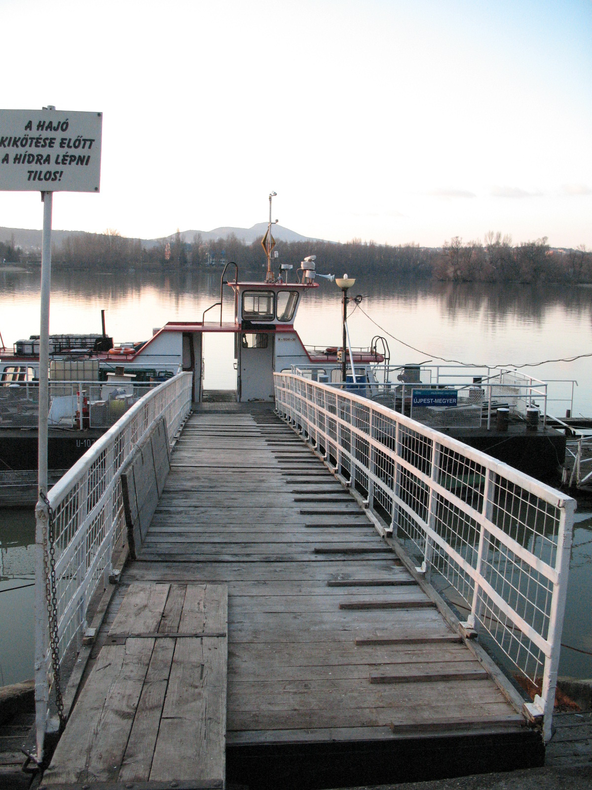 komp: Újpest - Békásmegyer/Ferry between Újpest and Bekasmegyer