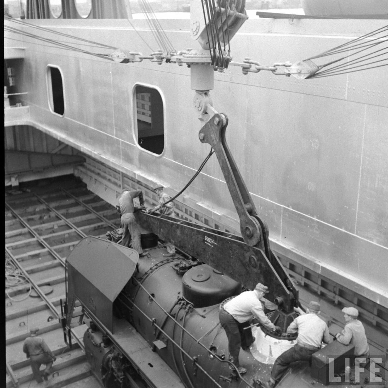 Francia 141R mozdony berakodása 1946 (fotó Marie Hansen) 3