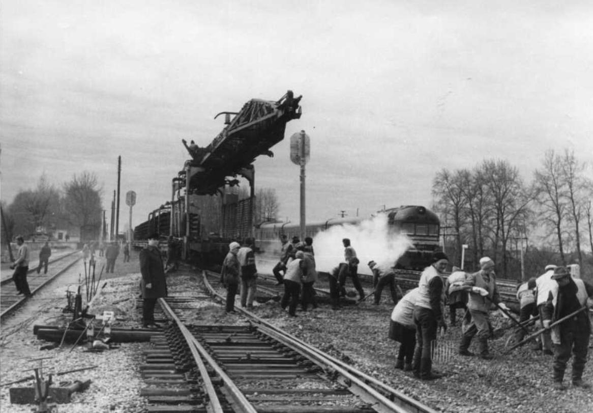 Vágánymező-fektető Platov és D1 motorvonat Novoszelje 1987