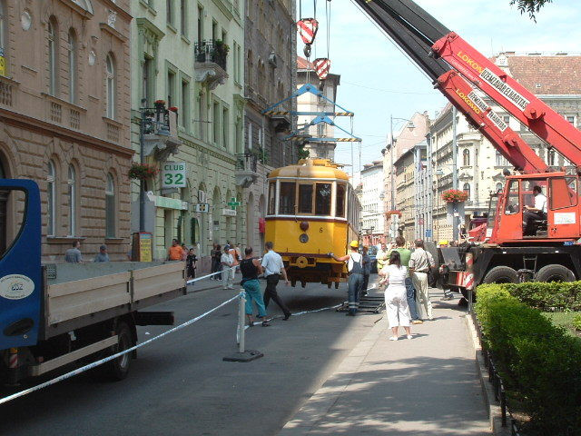 TATRA LOKOMO-k villamost emelnek