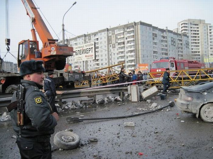 Orosz toronydaru az utcára dőlve gépfegyveres rendőrrel