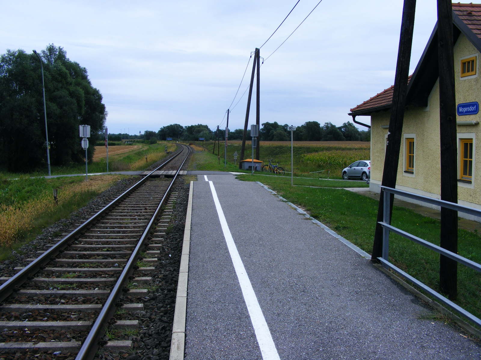 A megállóhely peronja Szentgotthárd felé nézve.