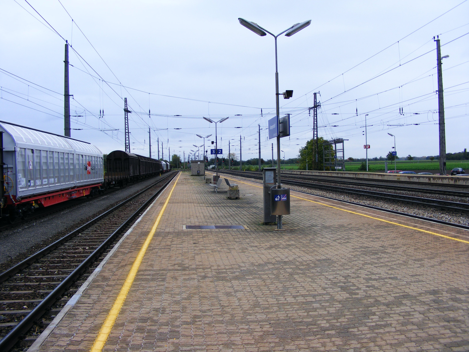 A peron Ebreichsdorf felé nézve.