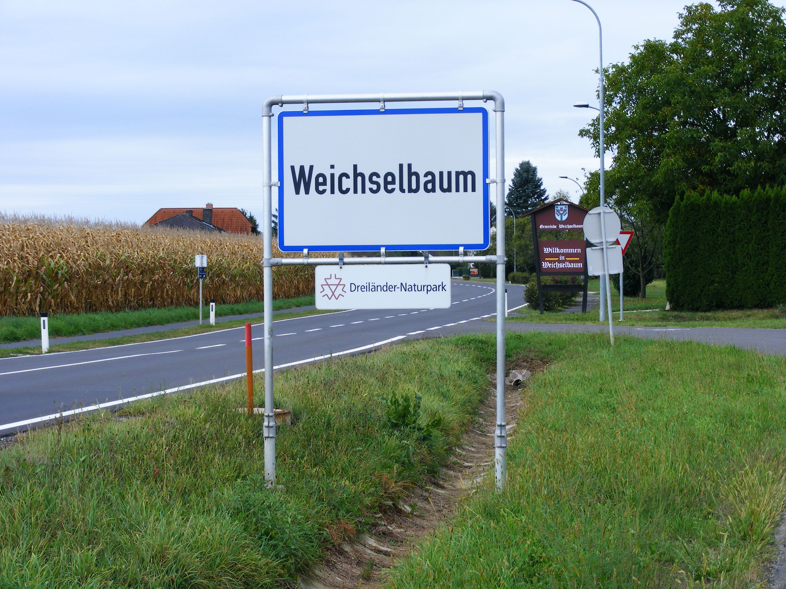 A település egyik névtáblája a közút felől.