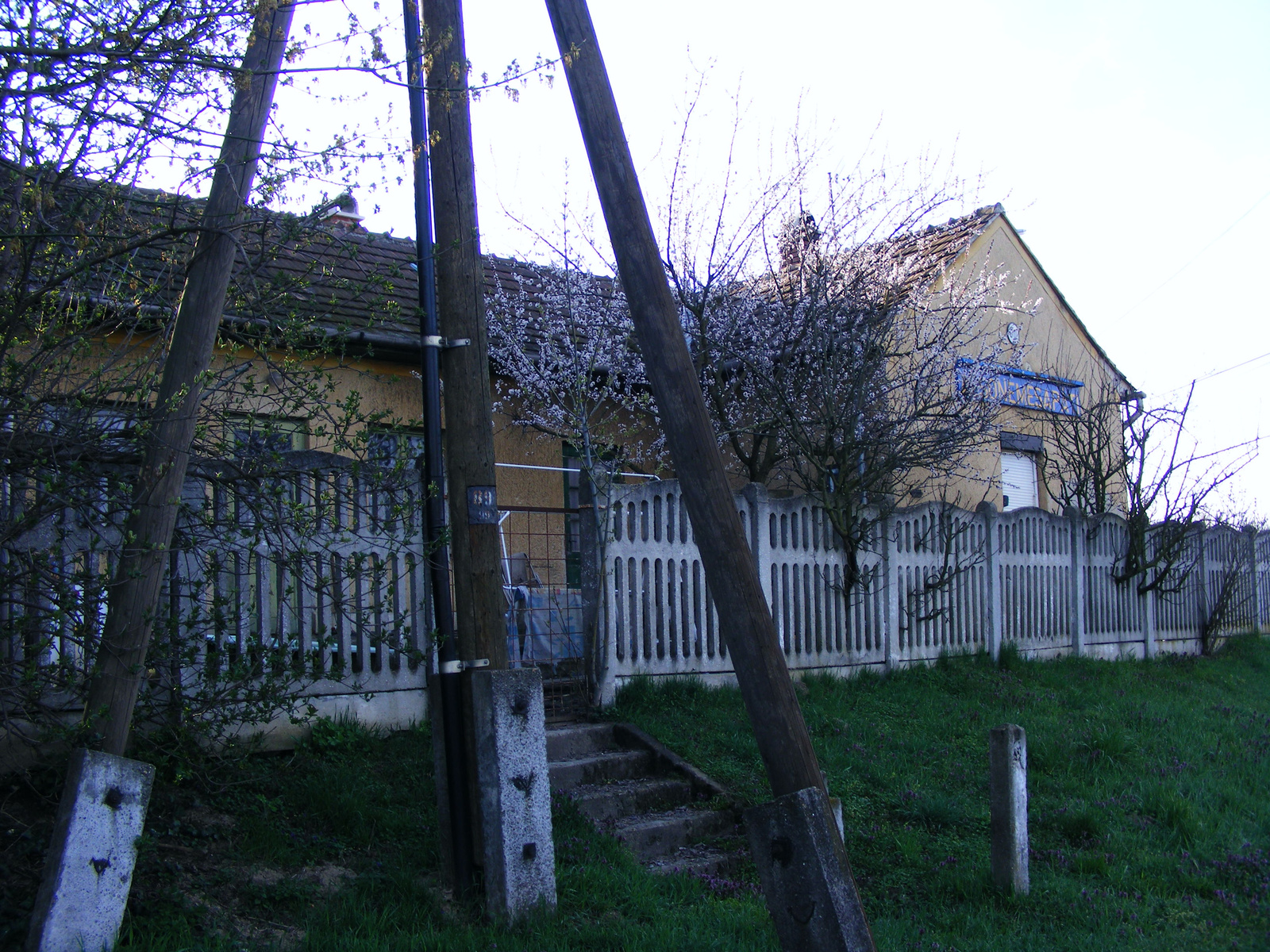 A megállóhely növényekkel borított lakóőrház épülete,Zalaszentiv