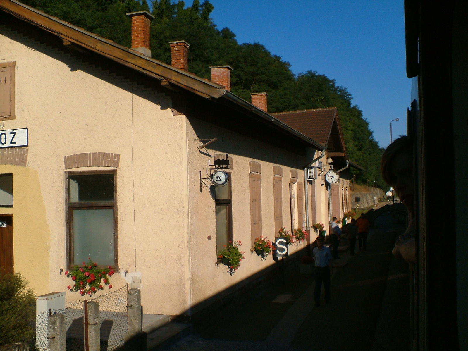 A felvételi épület Moškanjci felől nézve.