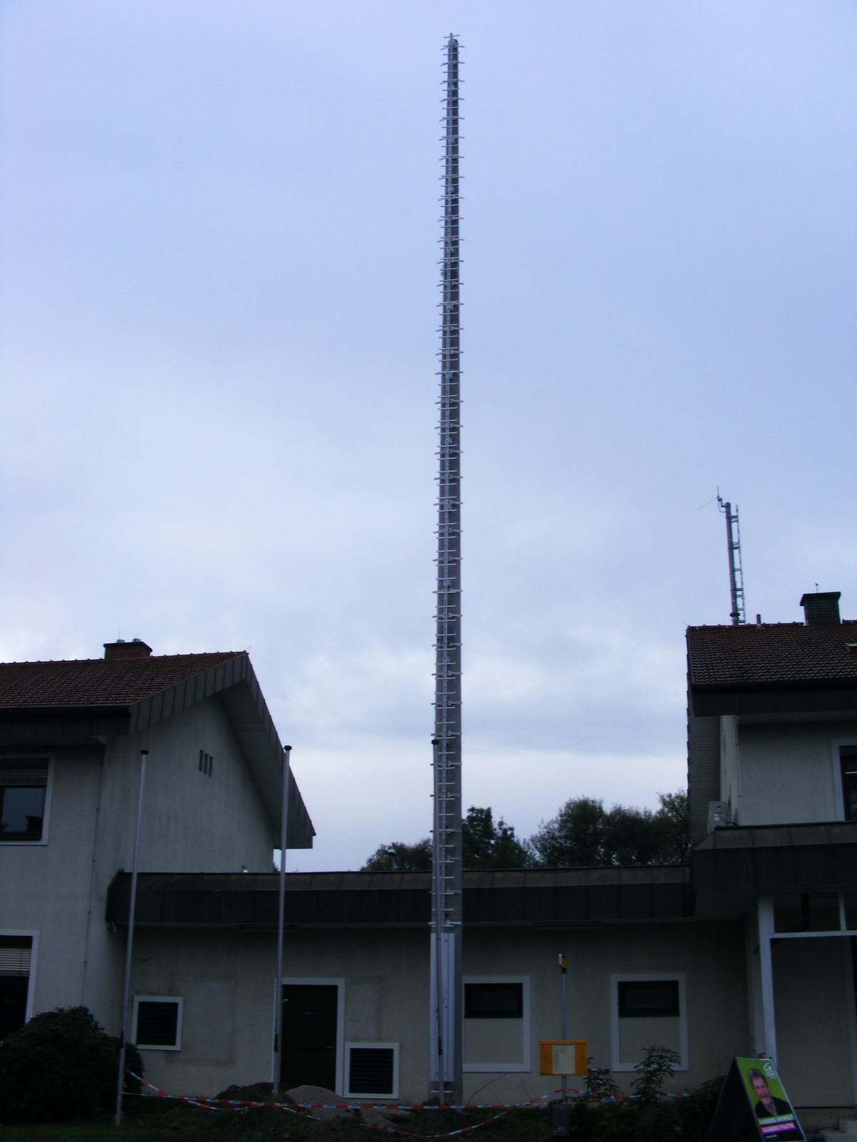 Az állomásnál lévő vasúti rádió átjátszó antenna.