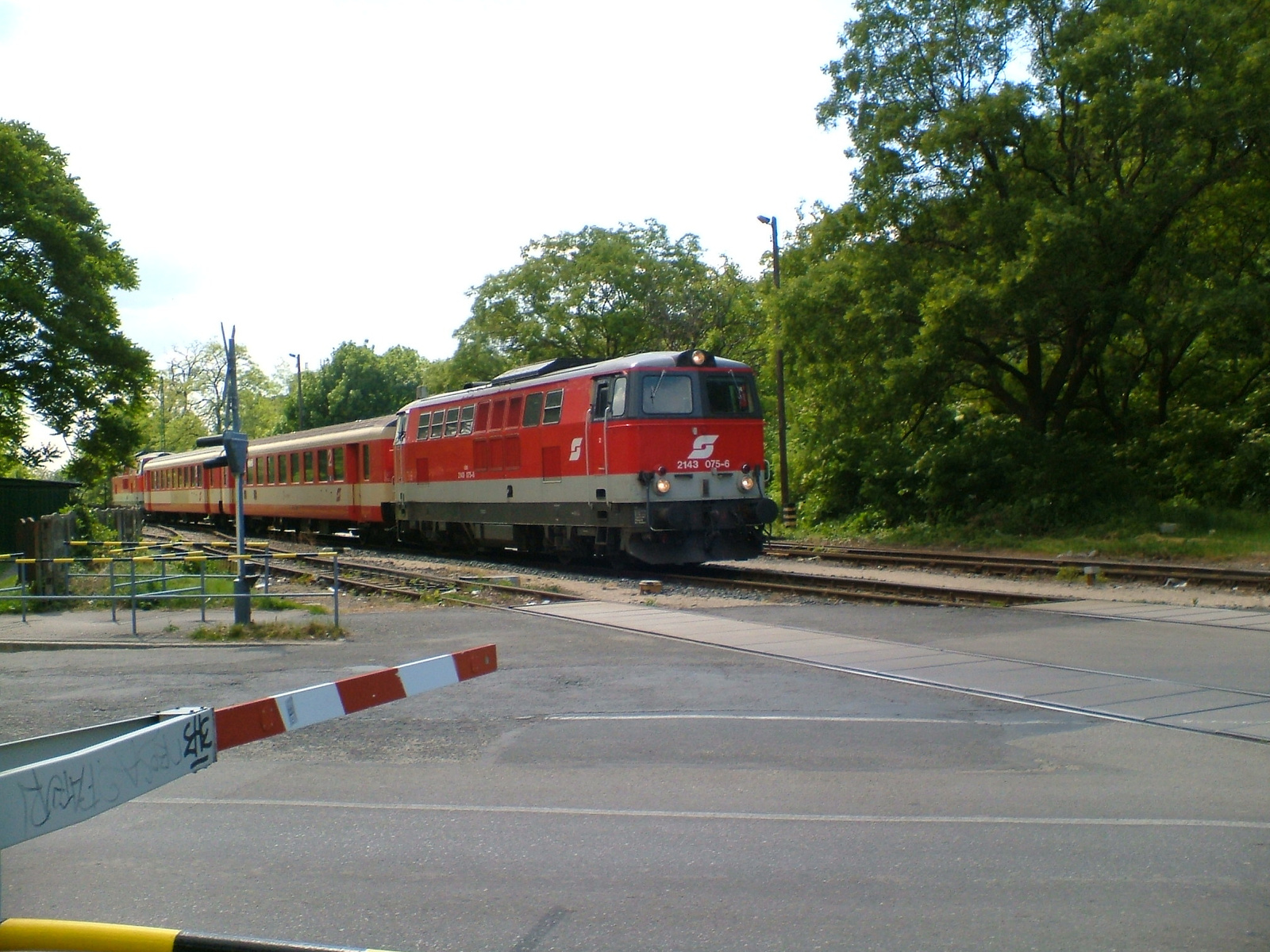 Az ÖBB egyik személyvonata az állomásnál.