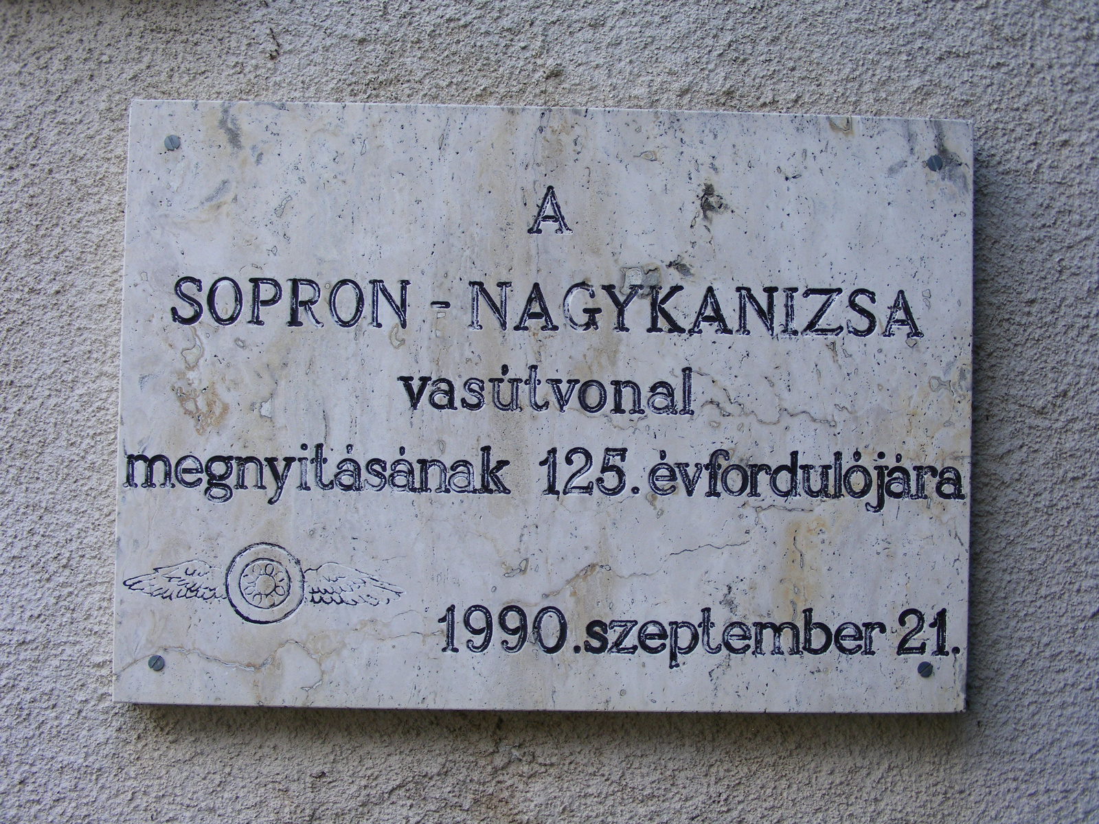 Az 1998-ban eltávolított emléktáblák egyike.